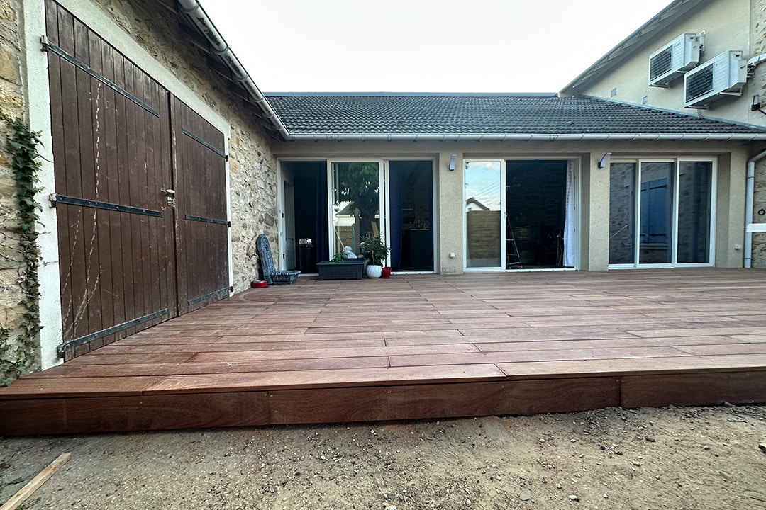 Création d'une terrasse en bois à Cesson par AMG RENOV'. Terrasse finie dans le jardin d'une maison de ville.