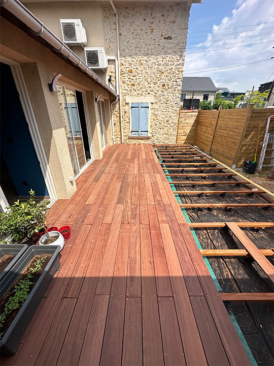 Création d'une terrasse à Cesson par AMG RENOV'. Vue de la terrasse pendant les travaux.